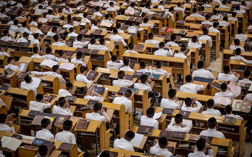 Photo d'illustration : des étudiants dans une yeshiva de Jérusalem, le 16 août 2018. (Crédit : Aharon Krohn/Flash90) Photo d'illustration : des étudiants dans une yeshiva de Jérusalem, le 16 août 2018. (Crédit : Aharon Krohn/Flash90)