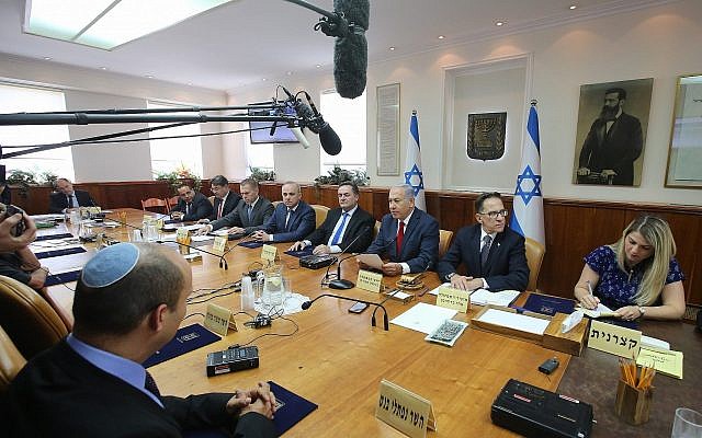 Le Premier ministre Benjamin Netanyahu dirige la réunion hebdomadaire du cabinet dans son bureau à Jérusalem le 16 septembre 2018 ( Crédit : Marc Israel Sellem/Pool/Flash90 )