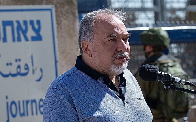 Le ministre de la Défense Avigdor Liberman visite le carrefour de Quneitra sur la frontière israélo-syrienne, sur le plateau du Golan, le 27 septembre 2018 (Crédit : Basel Awidat/Flash90)