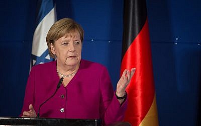 La chancelière allemande Angela Merkel pendant une conférence de presse conjointe avec le Le Premier ministre Benjamin Netanyahu à l'hôtel King David de Jérusalem, le 4 octobre 2018 (Crédit : Hadas Parush/Flash90 ) La chancelière allemande Angela Merkel pendant une conférence de presse conjointe avec le Le Premier ministre Benjamin Netanyahu à l'hôtel King David de Jérusalem, le 4 octobre 2018 (Crédit : Hadas Parush/Flash90 )