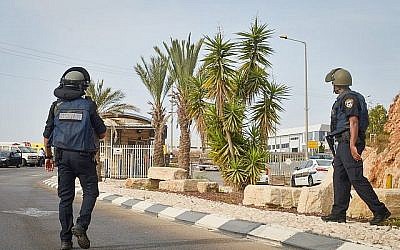 Les forces de sécurité israéliennes sur la scène d'une fusillade au parc industriel Barkan, en Cisjordanie, le 7 octobre 2018 (Crédit : Flash90)