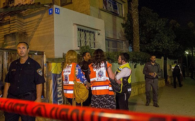 Les forces de sécurité israéliennes et les services d'urgence sur le lieu d'un crime, où une femme a été tuée par son mari, à Netanya, le 14 octobre 2018. (Crédit : Flash90) Les forces de sécurité israéliennes et les services d'urgence sur le lieu d'un crime, où une femme a été tuée par son mari, à Netanya, le 14 octobre 2018. (Crédit : Flash90)