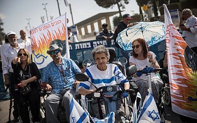 Des militants handicapés manifestent devant la Knesset à Jérusalem, le 12 septembre 2018 (Hadas Parush/Flash90)