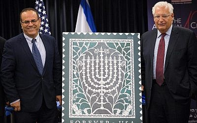 L'ambassadeur américain en Israël David Friedman et le ministre des communications Ayoub Kara lors de la cérémonie de lancement du nouveau timbre pour Hanoukka, marquant les 70 ans de relations diplomatiques entre les États-unis et Israël, le 16 octobre 2018.(Crédit:  Yonatan Sindel/FLash90)