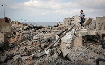 Un Palestinien marche sur des débris suite à une frappe de représailles de l'armée israélienne près de la ville de Rafah, au sud de la bande de Gaza,  le 17 octobre 2018 (Crédit : SAID KHATIB / AFP)