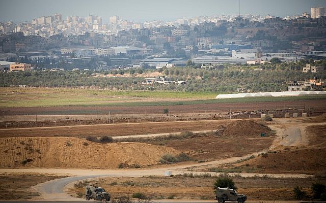 Les jeeps de l'armée patrouillent sur la frontière avec la bande de Gaza, le 17 octobre 2018 (Crédit : Yonatan Sindel/Flash90) Les jeeps de l'armée patrouillent sur la frontière avec la bande de Gaza, le 17 octobre 2018 (Crédit : Yonatan Sindel/Flash90)