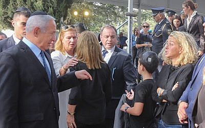 Le Premier ministre Benjamin Netanyahu parle avec la petite-fille de l'ex-Premier ministre Yitzhak Rabin, Noa Rothman, lors de la cérémonie d'Etat à la mémoire de Rabin, au 23ème anniversaire de son assassinat, le 21 octobre 2018 (Crédit : Marc Israel Sellem/POOL)