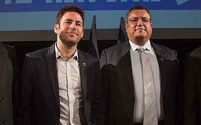 Les candidats à la mairie de Jérusalem, Ofer Berkovich (à gauche) et Moshe Lion, lors d'un débat le 21 octobre 2018 avant les élections municipales de Jérusalem du 30 octobre 2018. (Crédit : Yonatan Sindel / Flash90) Les candidats à la mairie de Jérusalem, Ofer Berkovich (à gauche) et Moshe Lion, lors d'un débat le 21 octobre 2018 avant les élections municipales de Jérusalem du 30 octobre 2018. (Crédit : Yonatan Sindel / Flash90)
