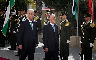 Le vice-président chinois Wang Qishan et le Premier ministre de l'Autorité palestinienne Rami Hamdallah traversent une haie d'honneur dans la ville de Ramallah, en Cisjordanie, le 23 octobre 2018 (Crédit : Flash90) Le vice-président chinois Wang Qishan et le Premier ministre de l'Autorité palestinienne Rami Hamdallah traversent une haie d'honneur dans la ville de Ramallah, en Cisjordanie, le 23 octobre 2018 (Crédit : Flash90)
