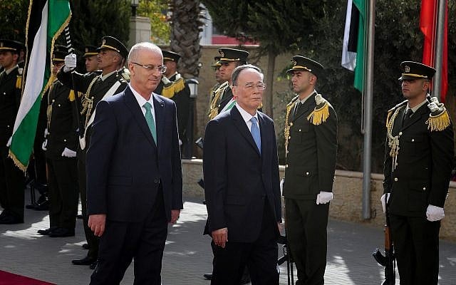 Le vice-président chinois Wang Qishan et le Premier ministre de l'Autorité palestinienne Rami Hamdallah traversent une haie d'honneur dans la ville de Ramallah, en Cisjordanie, le 23 octobre 2018 (Crédit :  Flash90)
