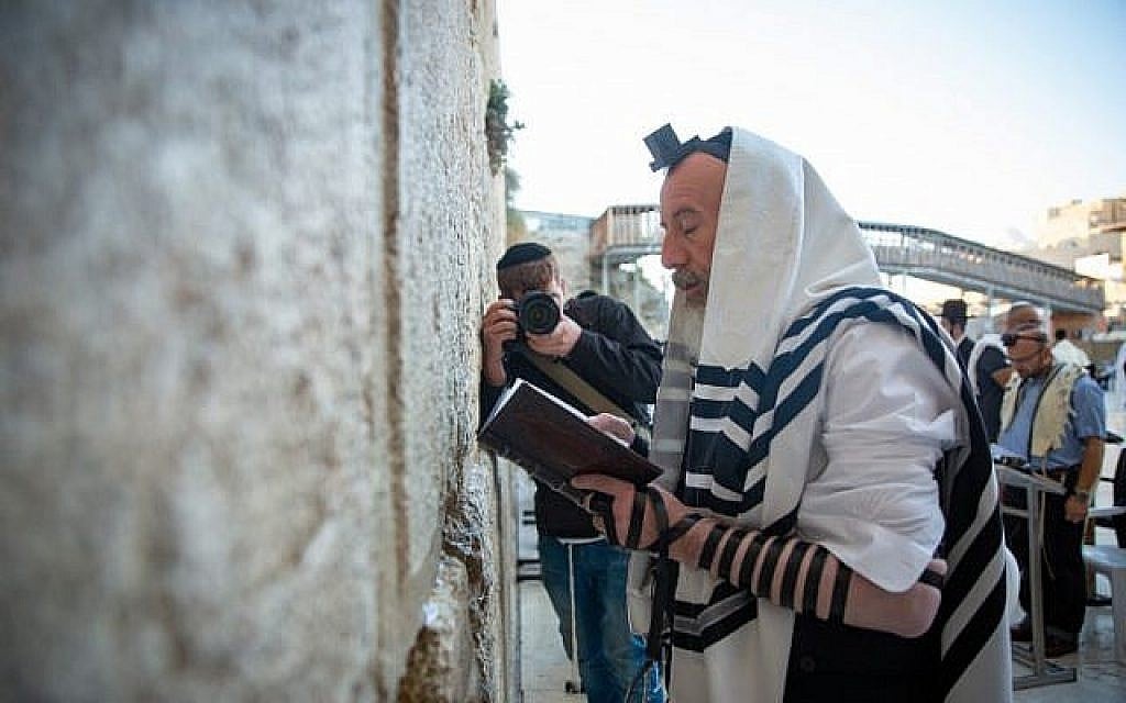 Le candidat à la mairie de Jérusalem, Yossi Daitch, prie au mur Occidental, dans la Vieille Ville de Jérusalem, le jour des élections municipales, le 30 octobre 2018. (Aharon Krohn/Flash90)