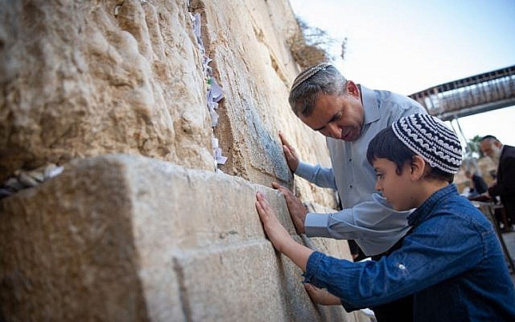Le candidat à la mairie de Jérusalem Zeev Elkin et son fils prient au mur Occidental, dans la Vieille Ville de Jérusalem, le matin des élections municipales, le 30 octobre 2018. (Aharon Krohn/Flash90)