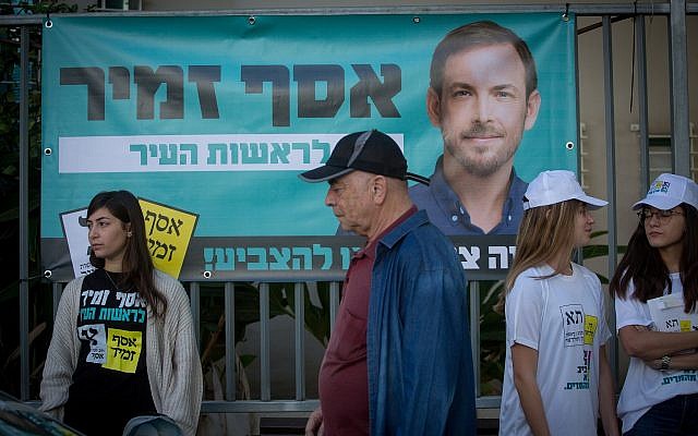 Affiches de campagne devant un bureau de vote le matin des élections municipales, le 30 octobre 2018 à Tel Aviv. (Crédit : Miriam Alster / Flash90)