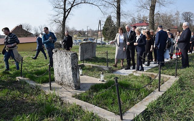 Une cérémonie à un cimetière juif de Frampol, en Pologne (Crédit :  ESJF via JTA)