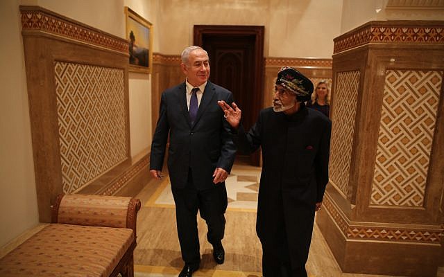 Le Premier ministre Benjamin Netanyahu est accueilli par le sultan Qaboos bin Said à Oman, le 26 octobre 2018 (Crédit : autorisation) Le Premier ministre Benjamin Netanyahu est accueilli par le sultan Qaboos bin Said à Oman, le 26 octobre 2018 (Crédit : autorisation)