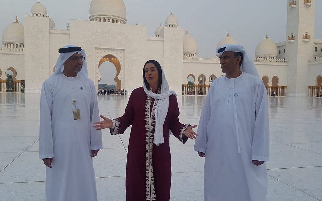 Miri Regev, au centre, visite la grande mosquée Sheikh Zayed à Abou Dhabi avec des responsables émiratis, le 29 octobre 2018 (Crédit : Chen Kedem Maktoubi)