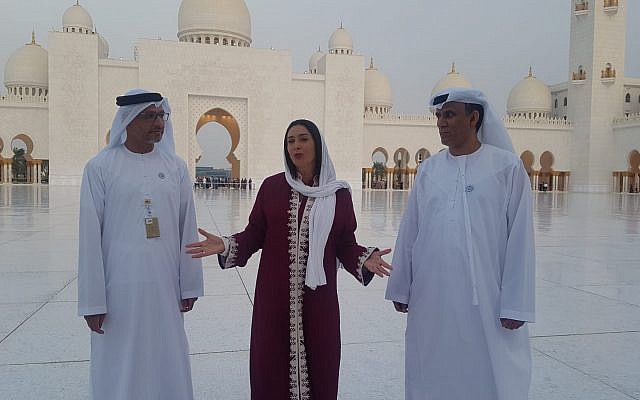 Miri Regev, au centre, visite la grande mosquée Sheikh Zayed à Abou Dhabi avec des responsables émiratis, le 29 octobre 2018 (Crédit : Chen Kedem Maktoubi)