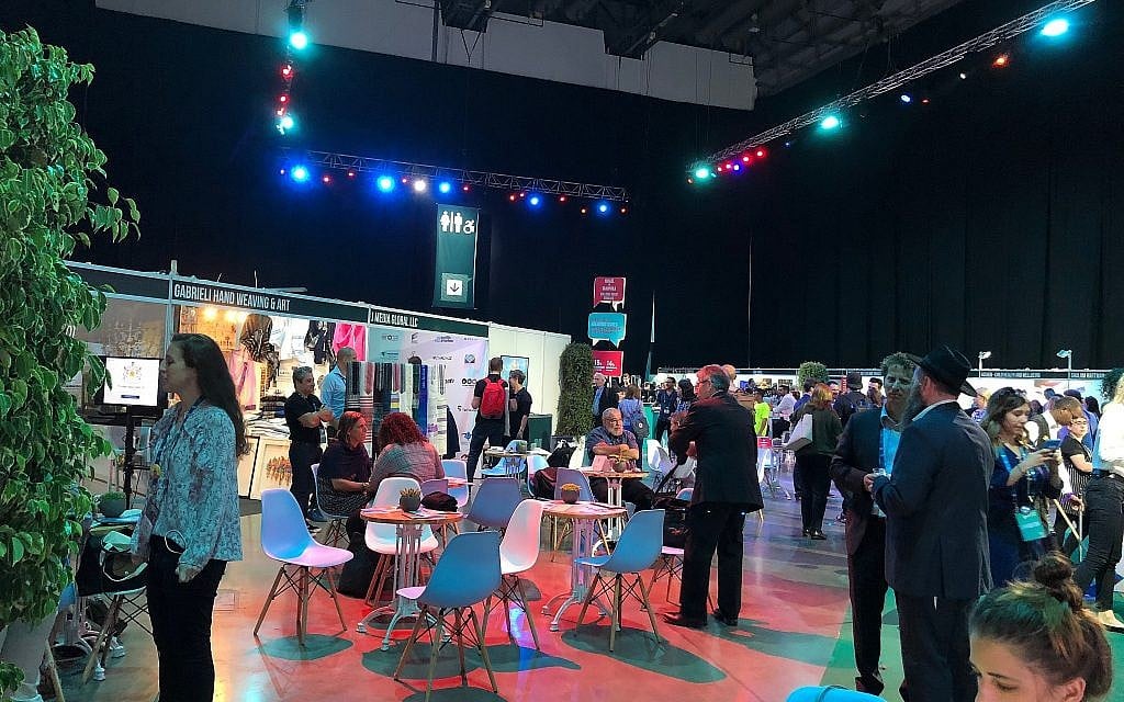 Le hall d'exposition de l'Assemblée générale de la Fédération juive d'Amérique du Nord (JFNA - Jewish Federation of North America) à Tel Aviv, le 22 octobre 2018. (Amanda Borschel-Dan / Times of Israel)