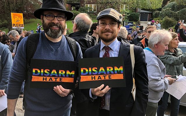 Pittsburgh natives Will Wenger (à gauche) et Ian Price, nés à Pittsburgh, lors de la marche anti-Trump  "Pittsburgh aime tous nos voisins" , le 30 octobre 2018 (Crédit : Amanda Borschel-Dan/Times of Israel)