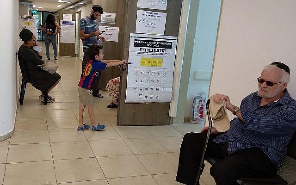 Des habitants de Tel Aviv attendent de pouvoir voter dans les élections locales dans le quartier de Shapira, le 30 octobre 2018 (Crédit : Melanie Lidman/Times of Israel) Des habitants de Tel Aviv attendent de pouvoir voter dans les élections locales dans le quartier de Shapira, le 30 octobre 2018 (Crédit : Melanie Lidman/Times of Israel)