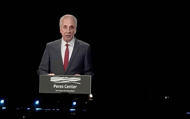 Un hologramme de Shimon Peres, au Sommet de l'Innovation, le 25 octobre 2018. (Crédit : Shoshanna Solomon/Times of Israel) Un hologramme de Shimon Peres, au Sommet de l'Innovation, le 25 octobre 2018. (Crédit : Shoshanna Solomon/Times of Israel)