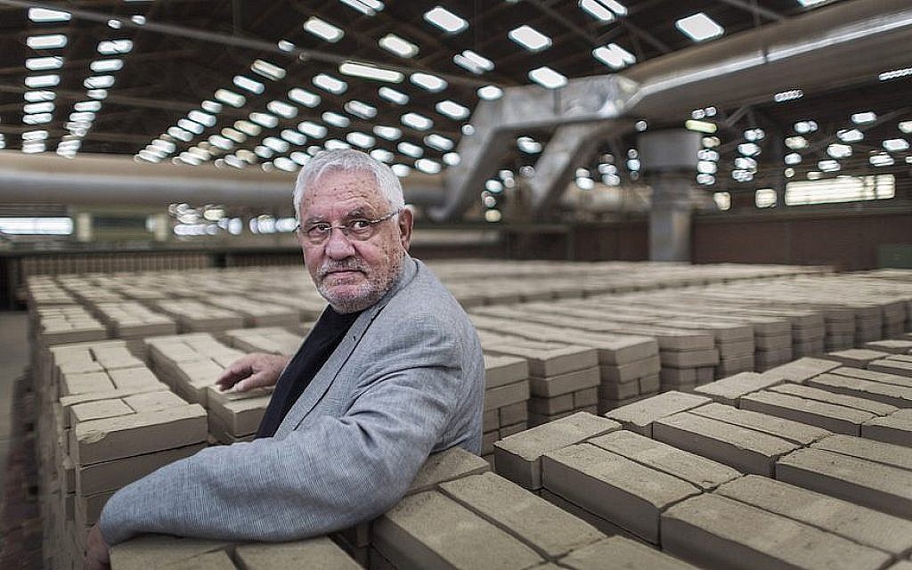 Jacques Grishaver, président de la commission d'Auschwitz des Pays-Bas, inspecte les briques fabriquées en 2016 dans la ville néerlandaise de Nijmegen qui porteront les noms des survivants de la Shoah et qui seront incorporées dans un monument à Amsterdam, actuellement au stade de la proposition (Crédit : Marcel Molle/via JTA) Jacques Grishaver, président de la commission d'Auschwitz des Pays-Bas, inspecte les briques fabriquées en 2016 dans la ville néerlandaise de Nijmegen qui porteront les noms des survivants de la Shoah et qui seront incorporées dans un monument à Amsterdam, actuellement au stade de la proposition (Crédit : Marcel Molle/via JTA)