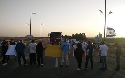 Les résidents du sud et des militants de l'organisation Im Tirtzu empêchent un camion d'entrer à Gaza, le 29 octobre 2018. (Crédit : Im Tirtzu) Les résidents du sud et des militants de l'organisation Im Tirtzu empêchent un camion d'entrer à Gaza, le 29 octobre 2018. (Crédit : Im Tirtzu)