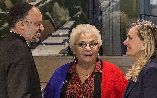 De gauche à droite : le rabbin Gadi Piperno, Clelia Piperno et l'ambassadrice italienne aux Nations Unies Mariangela Zappia lors d'un événement célébrant la traduction en cours du Talmud en Italien, le 28 septembre 2018 (Autorisation : Mustando Communications)