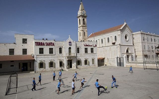 Des écoliers chrétiens arabes israéliens jouent au football à l'école Terra Sancta dans la ville mixte judéo-arabe de Ramle, le 26 mai 2015. (AP/Oded Balilty) Des écoliers chrétiens arabes israéliens jouent au football à l'école Terra Sancta dans la ville mixte judéo-arabe de Ramle, le 26 mai 2015. (AP/Oded Balilty)