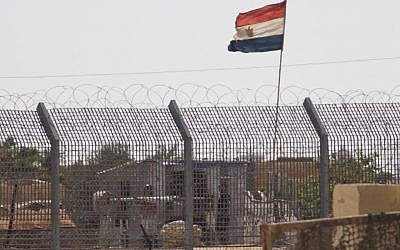 Illustration: un officier égyptien surveille un poste dans le nord de la péninsule du Sinaï, à la frontière israélo-égyptienne, dans le village de Kerem Shalom, le 1er juillet 2015. (Crédit : AP/Ariel Schalit)
