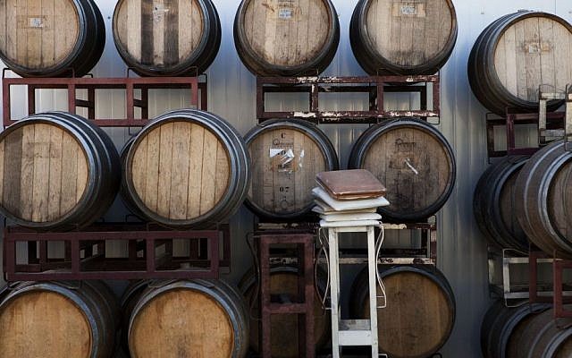 Barriques de vin dans un chai israélien dans l'implantation de Psagot, 11 février 2014. (AP/Dan Balilty)