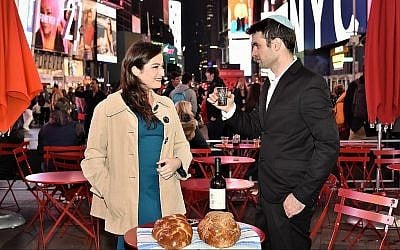 Adi Greenberger (à gauche) et Nadav Freeman lors d'un événement du Shabbat Project à Times Square, à New York, en 2017. (Crédit : Ido Simantov/Autorisation)