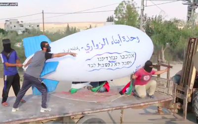 Les Palestiniens transportent un dirigeable incendiaire qu'ils vont lancer depuis la bande de gaza vers Israël, le 13 octobre 2018 (Capture d'écran: Twitter)
