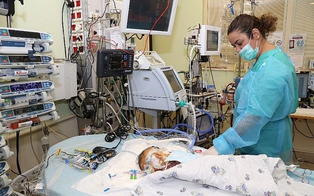 Musa, un bébé palestinien de Cisjordanie, s'accroche à la vie au centre médical Sheba de Tel Aviv après avoir reçu un nouveau coeur, donné par un enfant israélien (Crédit : Centre médical Sheba)