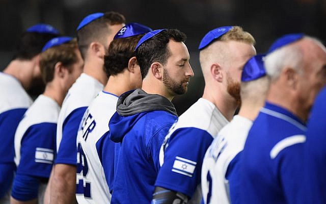 Des joueurs israéliens alignés pour l'hymne national au Classique mondial de baseball, à Tokyo, le 13 mars 2017. (Crédit ! Matt Roberts/Getty Images)
