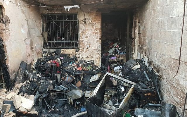 Un incendie a tué une femme et ravagé un appartement de Tel Aviv, le 22 octobre 2018. (Crédit : sapeurs pompiers de Tel Aviv)