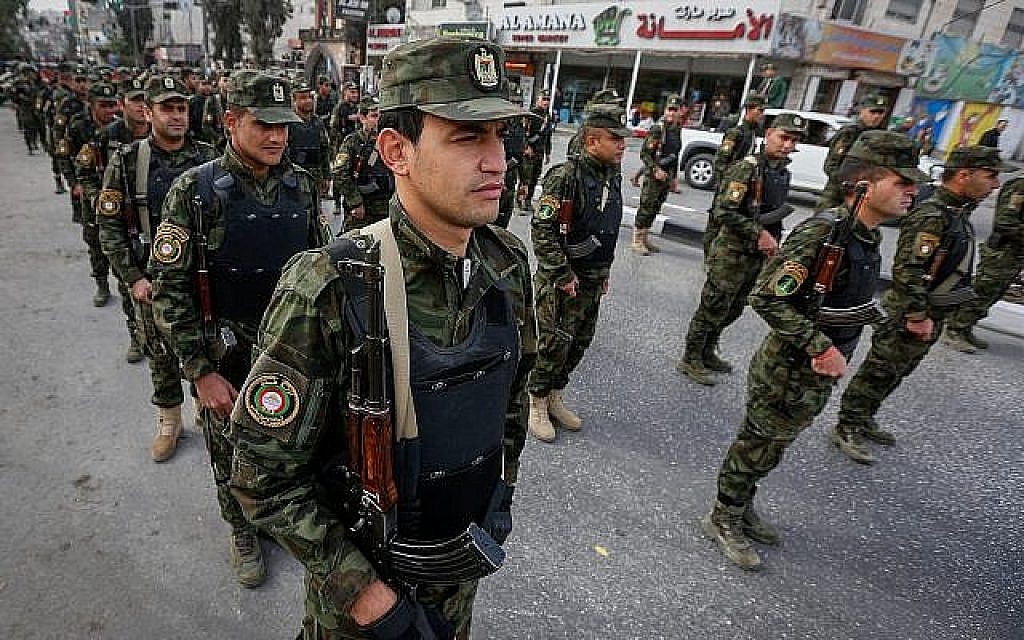 Les forces de sécurités palestiniennes à Hébron, le 14 novembre 2017. (Crédit : Wisam Hashlamoun/Flash90)