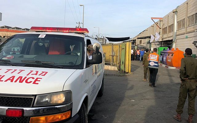 Les personnels médicaux et les forces de sécurité sur les lieux d'une fusillade dans le parc industriel Barkan, dans le nord de la Cisjordanie, le 7 octobre 2018 (Crédit : Magen David Adom)
