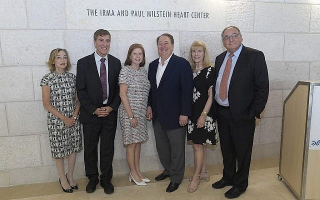 Le professeur Zeev Rotstein, à droite, avec la présidente de l'Organisation sioniste des femmes d'Amérique de Hadassah, Ellen Hershkin, Howard et Abby Milstein, le professeur Chaim Lotan, et la directrice générale Janice Weinman lors de la consécration du Centre du coeur Irma et Paul Milstein à Hadassah Ein Kerem, le vendredi 12 octobre 2018 (Autorisation) Le professeur Zeev Rotstein, à droite, avec la présidente de l'Organisation sioniste des femmes d'Amérique de Hadassah, Ellen Hershkin, Howard et Abby Milstein, le professeur Chaim Lotan, et la directrice générale Janice Weinman lors de la consécration du Centre du coeur Irma et Paul Milstein à Hadassah Ein Kerem, le vendredi 12 octobre 2018 (Autorisation)