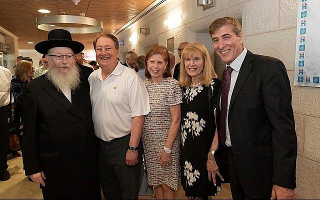 Le vice-ministre à la Santé, Yaakov Litzman, à gauche, avec Howard Milstein, Abby Milstein, Ellen Hershkin, et le professeur Chaim Lotan, le vendredi 12 octobre 2018 (Autorisation) Le vice-ministre à la Santé, Yaakov Litzman, à gauche, avec Howard Milstein, Abby Milstein, Ellen Hershkin, et le professeur Chaim Lotan, le vendredi 12 octobre 2018 (Autorisation)