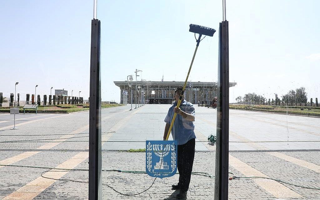 Un employé de la Knesset prépare le Parlement pour l'ouverture de la séance d'hiver, le 14 octobre 2018. (Knesset) Un employé de la Knesset prépare le Parlement pour l'ouverture de la séance d'hiver, le 14 octobre 2018. (Knesset)