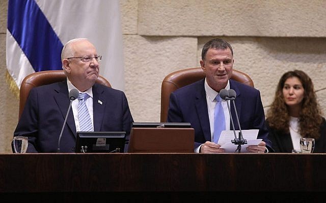 Le Président Reuven Rivlin (à gauche) et le président de la Knesset Yuli Edelstein à l'ouverture de la séance d'hiver de la Knesset, le 15 octobre 2018. (Knesset) Le Président Reuven Rivlin (à gauche) et le président de la Knesset Yuli Edelstein à l'ouverture de la séance d'hiver de la Knesset, le 15 octobre 2018. (Knesset)