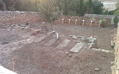 Un cimetière chrétien vandalisé, devant le monastère de Beit Jamal, le 17 octobre 2018. (Crédit : Tag Meir)