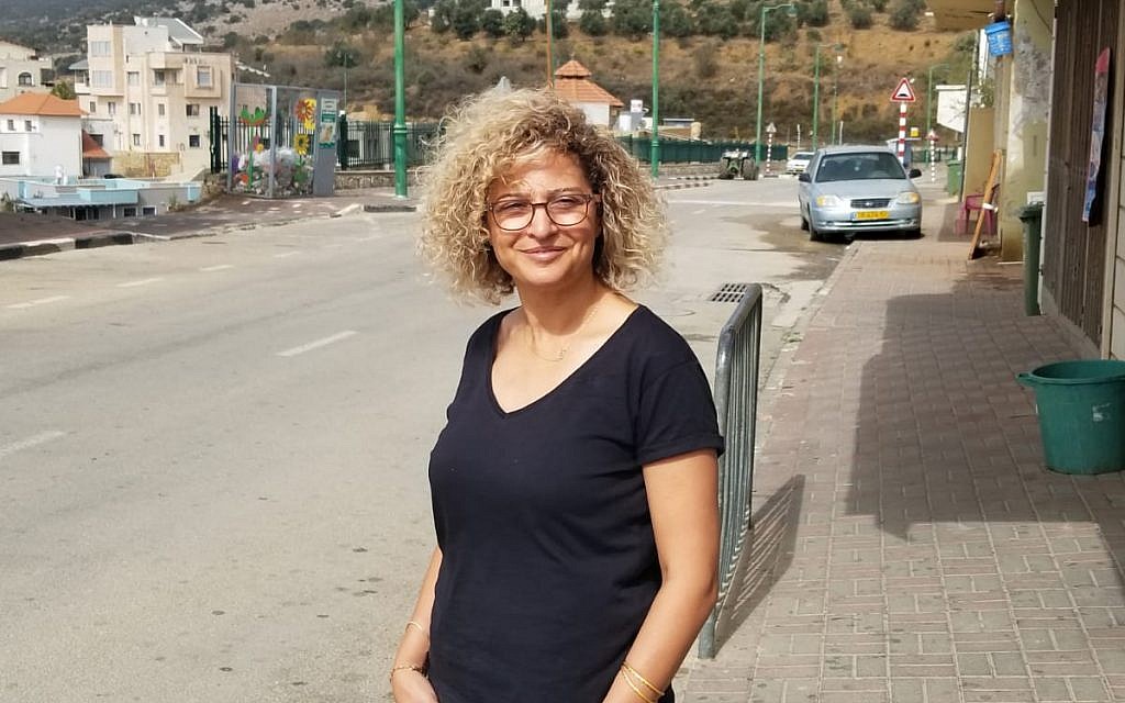 Sameera Rada Emran, candidate à la mairie d'Ein Qinya, devant son domicile, le 23 octobre 2018. (Adam Rasgon/Times of Israel)