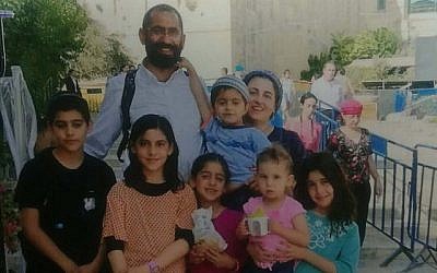 La famille Atar, Yariv et Shoshi et leurs six enfants - Yaakov Yisrael, 12 ans, Ateret, 11 ans, Ayelet, 9 ans, Moria, 7 ans, Yedid, 5 ans et Avigail, 3 ans, ont tous trouvé la mort dans un accident de voiture près de la mer Morte le 30 octobre 2018. (Crédit : autorisation) La famille Atar, Yariv et Shoshi et leurs six enfants - Yaakov Yisrael, 12 ans, Ateret, 11 ans, Ayelet, 9 ans, Moria, 7 ans, Yedid, 5 ans et Avigail, 3 ans, ont tous trouvé la mort dans un accident de voiture près de la mer Morte le 30 octobre 2018. (Crédit : autorisation)