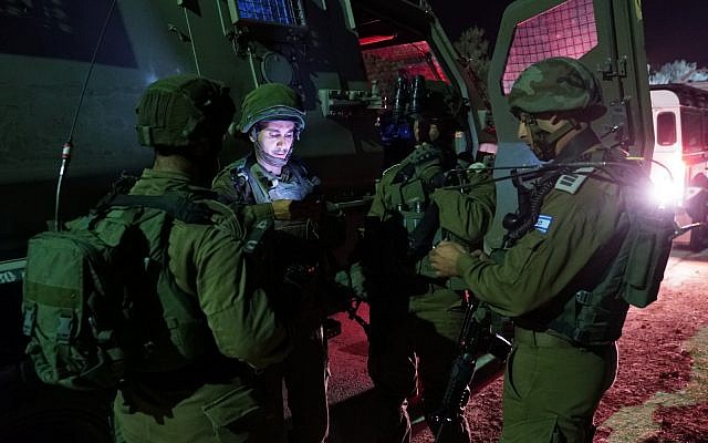 Des soldats israéliens effectuent un raid dans le sud de la Cisjordanie le 14 août 2018. (Armée israélienne) Des soldats israéliens effectuent un raid dans le sud de la Cisjordanie le 14 août 2018. (Armée israélienne)