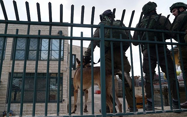 Les forces de sécurité israéliennes sur la scène d'une fusillade au parc industriel Barkan, en Cisjordanie, le 7 octobre 2018 (Crédit : Flash90) Les forces de sécurité israéliennes sur la scène d'une fusillade au parc industriel Barkan, en Cisjordanie, le 7 octobre 2018 (Crédit : Flash90)