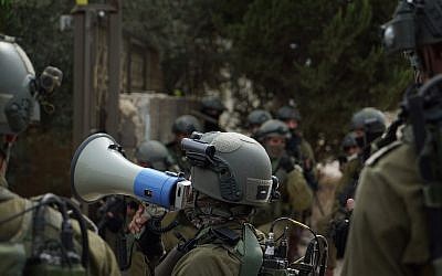 Opération de l'armée israélienne dans le village de Shuweika, en Cisjordanie, le 7 octobre 2018. (Crédit : armée israélienne)