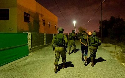 Les soldats israéliens participent à des opérations dans le village de Cisjordanie de Shuweika, à la recherche d'un terroriste de la ville qui a tué deux Israéliens et blessé un troisième, le 7 octobre 2018 (Crédit : Armée israélienne) Les soldats israéliens participent à des opérations dans le village de Cisjordanie de Shuweika, à la recherche d'un terroriste de la ville qui a tué deux Israéliens et blessé un troisième, le 7 octobre 2018 (Crédit : Armée israélienne)