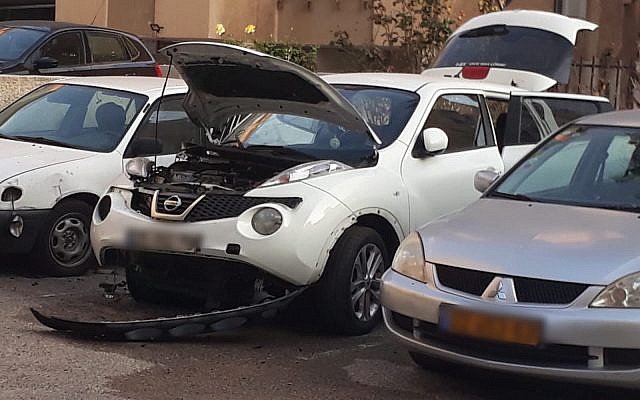 Une voiture appartenant à une responsable des prisons qui a été endommagée par une bombe (Crédit : Service israélien des prisons) Une voiture appartenant à une responsable des prisons qui a été endommagée par une bombe (Crédit : Service israélien des prisons)